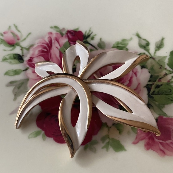 Trifari gold tone and enamel brooch. Vintage. Crown Trifari. - Picture 5 of 5